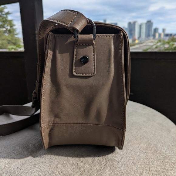 Lo & Sons Claremont Leather DSLR Crossbody Camera Bag in Taupe - Picture 2 of 12